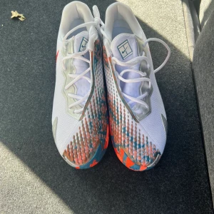 Nike Tennisskor - Nike Court Vapor Air Zoom Cage 4 Hej säljer tennisskor som är slutsålda nästan överallt, skorna är använda en gång då storleken var för stor, nypriset på dessa ligger runt 3000/3500 kr.  Storlek:47 Skick: 9,5/10 