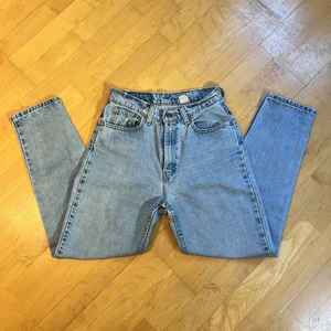 High waisted Levi’s Blue Jeans  - These are my favourite jeans ever and they fit amazingly. It’s a mom style fit that gives a really nice but. Unfortunately they no longer fit me. So sad to let them go. The Color goes with everything.