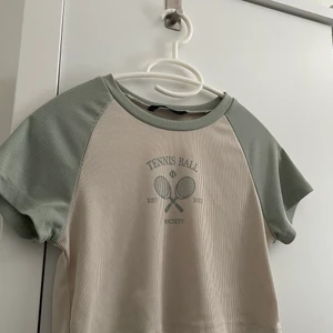 Söt t-shirt  - Söt t-shirt med sage gröna färger på ärmarna och printen på framsidan av tröjan! 💖