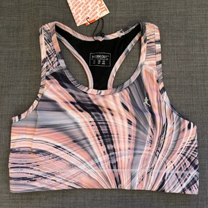 Helt NY Sport BH / Sporttopp strl 36 - Oanvänd sport topp/sport BH från Primark säljes pga för liten storlek för mig! Se bild 3 för storlek :) 