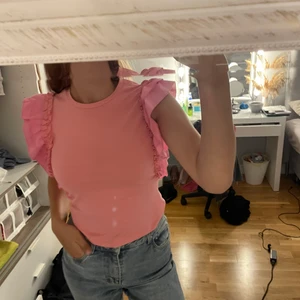 Volang topp - Rosa volangtopp från gina. Inte så annvänd. Köpare står för frakt.