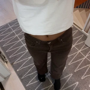 Jeans - Säljer mina mörkbruna jeans från hm, dom är mid och storle 34, men passar min syster som brukar ha 36 ❤️ köparen står för frakten