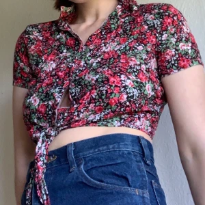 Blommig sommar blus/skjorta - Knyts vid midjan, köpt secondhand pch saknar en knapp.