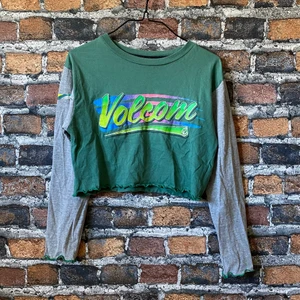 Vintage grön top - En cool vintage top i fint skick. Köpt på en secondhand store i London. True to size. För fler bilder eller mått kontakta mig ✨ Frakt sker via PostNord spårbart 51 kr 📦