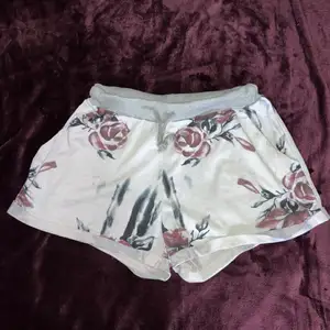 Nya shorts med rosor på, joggingbyxmaterial om man kan kalla det så, så himla sköna. Endast använda ett fåtal gånger! 