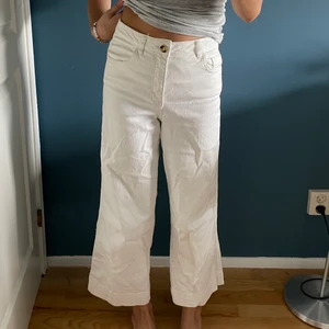 Vita vida jeans - Köpt på kapphal , bra skick. Pris 50kr+frakt. Storlek 36. Skriv privat för mer bilder/frågor