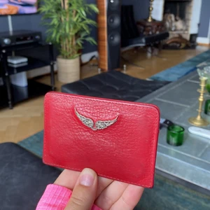 Zadig korthållare - En röd korthållare från Zadig voltaire, köpt för 3-4 årsedan i köpcentrumet KaDeWe i Berlin. Så rätt använd men tycker ändå att den är i bra skick. Nypris 499 kr.