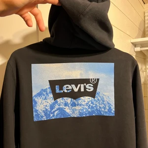 Levis hoodie - Hoodie från Levi’s. Sparsamt använd! Fint tryck på ryggen. 