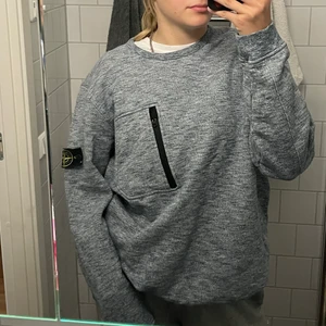 Grå/blå stone island crewneck  - Jättemysig grå/blå crewneck i bra skick. I herr storlek XL. Men funkar på både tjej och kille. 
