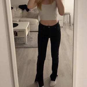 zara jeans  - säljer dessa zara jeans med en slits nere på båda benen, använda ca 1 gång. köpta för ungefär 400kr men säljer för 100kr +frakt.