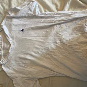 En vit t-shirt i stl s-m vet ej vart den är ifrån men fint skick🤗 köparen står för frakt och betalning sker via Swish ❤️