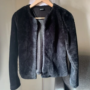 Svart jacka Gina Tricot S - Så mjuk och mysig jacka från Gina i storlek S, knappt använd! 