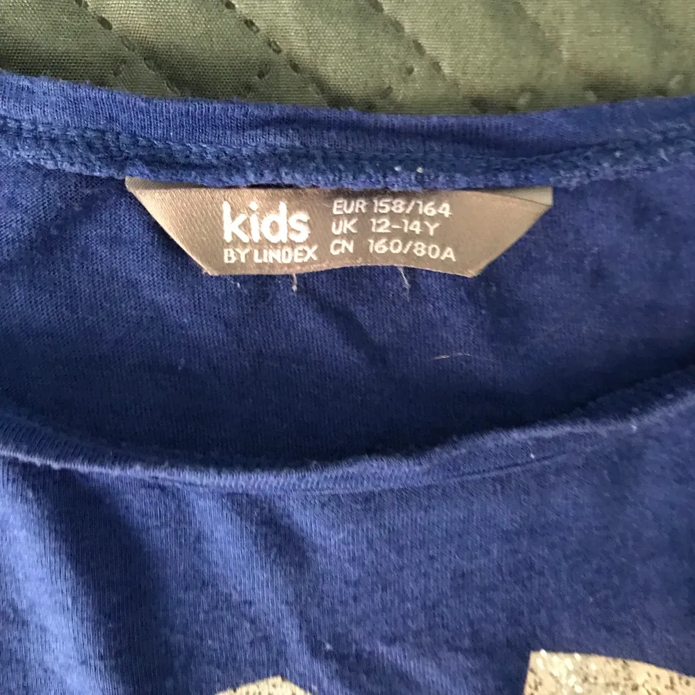 Marinblå tshirt med text på! Super fin! Säljs då den inte kommer till användning längre! Den är i barnstorlek men skulle säga att den också passar dig som har en xxs annars!🫶. T-shirts.
