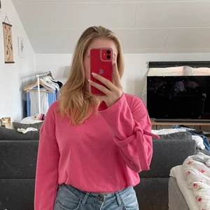 Rosa tröja stl S - En rosa tröja med band som kan knytas till tycke runt armarna. Köpt här på Plick men aldrig använt. 