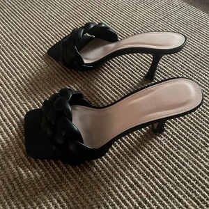 Svarta klackar - Så himla fina men säljer för att jag tkr jag blir för lång i dem. Som nya!! Köpta på zalando