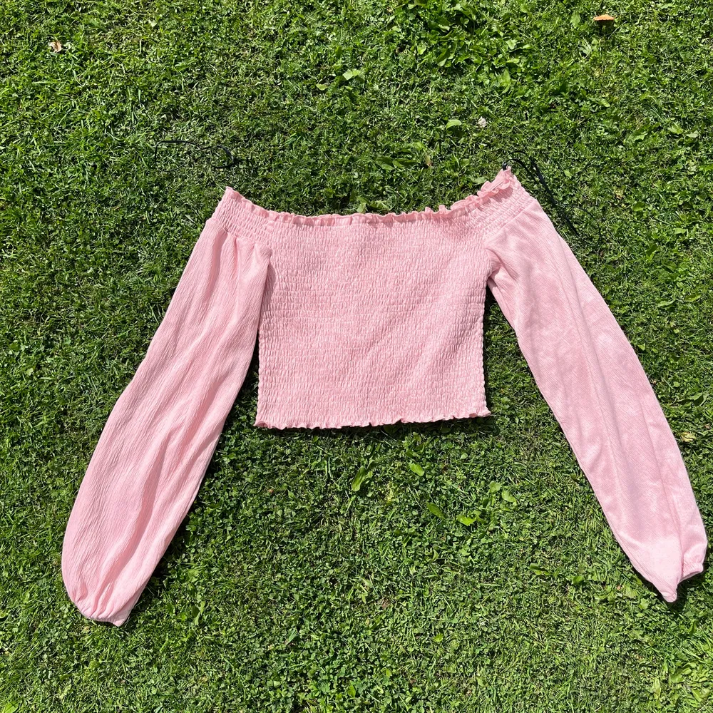 Rosa söt tröja från divaded, hm❤️‍🔥storlek xs men har aldrig används och köptes för 149kr för ca två år sen❤️‍🔥. Toppar.