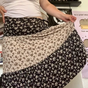 Blommig långkjol - Blommig lång kjol! Jag har en gummisnodd i midjan så den ska passa mig men skulle säga att det är XL ungefär. Tryck inte på köp! Kontakta mig vid intresse💞