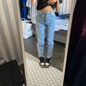 momjeans - dessa byxor är ifrån h&m. använt fåtal gånger, väldigt bra skick! storlek 34/36 nypris 300kr säljer för 70kr (jag är själv 159cm lång om ni vill utgå från min längd).