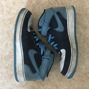 Obisidian airforce 1 - Super snygga blå och vita airforce 1 i storlek 45,5 men sitter mer som 44-45, super snygga och unika lite smutsiga, kool innersula, kan hämtas i sundbyberg och fredhäll, köpare står för frakt