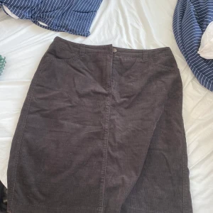 Gerry Webber kjol - superfin Gerry Webber kjol i Manchester material! Näst intill oanvänd och vintage💕 (min mammas från när hon va typ 20) kan användas som lågmidjad och högmidjad beroende på önskas passform!💕