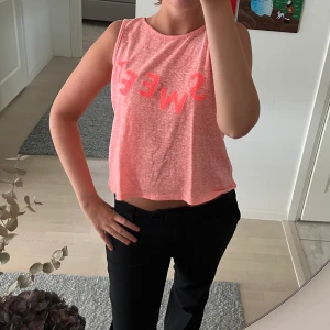 Stark färgad topp/linne - Säljer denna coola topp som även är ett linne i en stark färg mellan rosa och orange🙌🏼 den är köpt för längesen men passar en med S/XS perfekt 