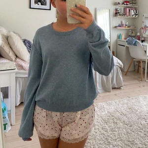 blå stickad tröja!! - supermysig blågrå stickad tröja💕perfekt till denna höst och vinter, bara använd ett par fåtal gånger☺️