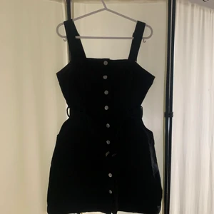 Svart kort kjol med knappar - Fin svart kjol från H&M har haft den på mig en gång och har sedan dess legat i garderoben. Storlek 38, perfekt kvalite och är nästan som ny. Den är gjord av jeans-lik material men är väldigt bekväm att ha på sig.  