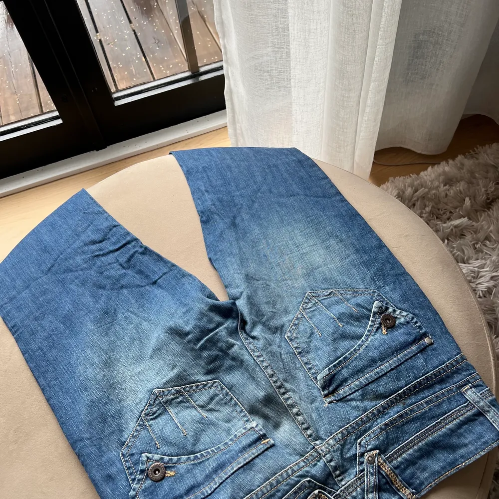 Nej men hörrni dom här jeansen är ett måste så himla fina detaljer!! Inga defekter alls🤝 (Kommer inte kunna skicka bild hur dom sitter på pga att dom inte passar) Sitter som en S skulle jag säga. KÖP DIREKT FÖR: 350kr. Jeans & Byxor.