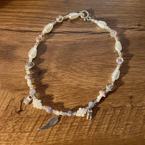 handgjort halsband🤍 - handgjort halsband🌟 gjort av bland annat sötvattenpärlor, svampar av glas, silvriga berlocker och andra blandade pärlor! frakten är 16kr men bjuder på den vid köp av fler smycken från min sida🫶