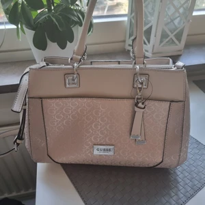 Guess väska beige  - Guess väska använd 1 gång 