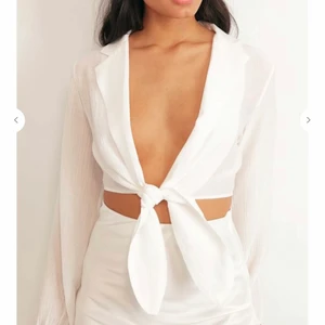 Tröja  - Säljer denna supersnygga tröja från Chiquelle, de som då hänt är att min kille krympte den i tvätten och den har blivit för kort i armarna för mig (se sista bilden) så tröjan som var en S är nu mer en XS🙃 Annars är den använd en gång och som ny😊