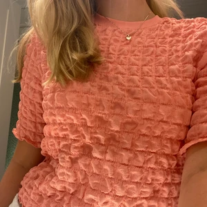 Topp - Säljer denna topp från monki då den inte kommer till användning längre. Den är i bra skick och köpt för 300kr. Skriv till mig om du är intresserad❤️Obs frakt tillkommer!