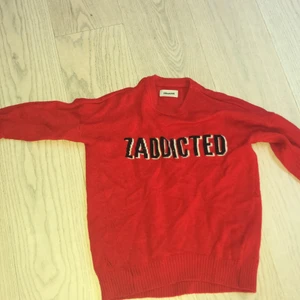 stickad Zadig tröja storlek 12/xs - En fin stickad tröja från Zadig i storlek 12/xs säljer pågrund av att den inte kommer till så mycket andvändning längre, står zaddicted på den