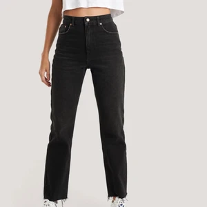 Svarta jeans - Svarta jeans från nakd. Rak modell och storlek 34. Knappt använda men säljer pga för små💕
