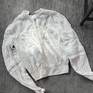 Vitt snygg topp  - Oanvänd tröja från bikbok strlk S