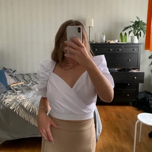 NA-KD topp - Crop-top från Hanna Weigs kollektion med NA-KD. Endast använd 1 gång!