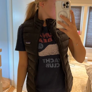 Väst - Säljer min fina väst från Patagonia. Använd fåtal gånger och köpt för 1000 kr för ett år sedan. Storlek xs men passar mig som har S/M 🫶🏼🫶🏼