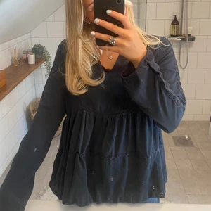 blus - mörkblå blus från black story, superfina detaljer. Säljer för att jag inte använder den. 💕💖 Köparen står för frakten