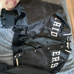 Hm jacka xs - 💓💓Jag säljer denna hm jacka som jag aldrig använt. Storleken är xs. Bara 200 kr. Skulle säga att den passar st S också😃