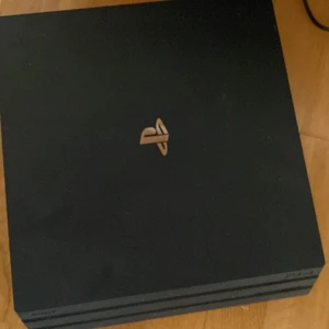 Säljer ett använda ps4 inga spel medföljer, säljes billigt  - Användt i 2 år