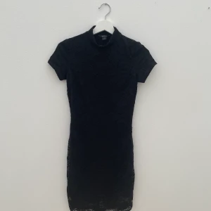 Klänning - Svart klänning i spets från Monki, strl XS