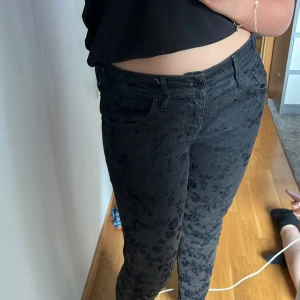Lågmidjade Jeans  - snygga vintage lågmidjade jeans. de är svarta och har ett blommönster typ 💗 skriv priv för mer bilder 💋 CN 165/76A, 