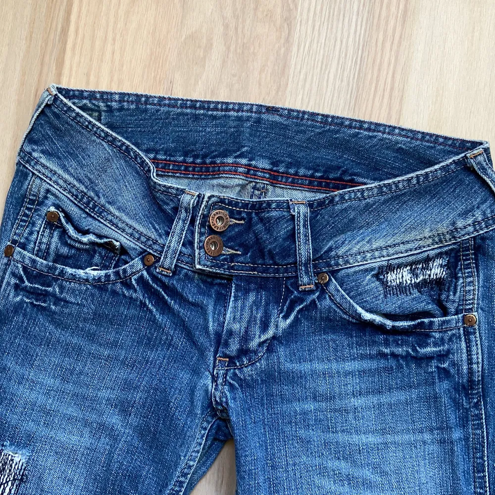 Ett par fett snygga, vintage lågmidjade jeans från märket✨Pepe jeans✨. Ger lite Brany vibes 😍Innerbenslängd: 80cm, ytterbenslängt: 98 cm, midjemått: ca 82 cm. Buda💕. Jeans & Byxor.