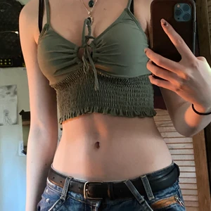 grönt linne  - Säljer denna gulliga och stretchiga tröja då jag råkade beställa två. Det är samma material som på badkläder och kan därför användas som bikinitopp eller som vanlig topp.