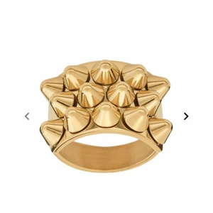 Edblad peak ring guld - Säljer denna edblad ring, 14k äkta guld, rostfri och nickel fri. Köptes för 350kr startar budgivning på 200 köp direkt för 250. Kontakta mig för flera bilder ⚡