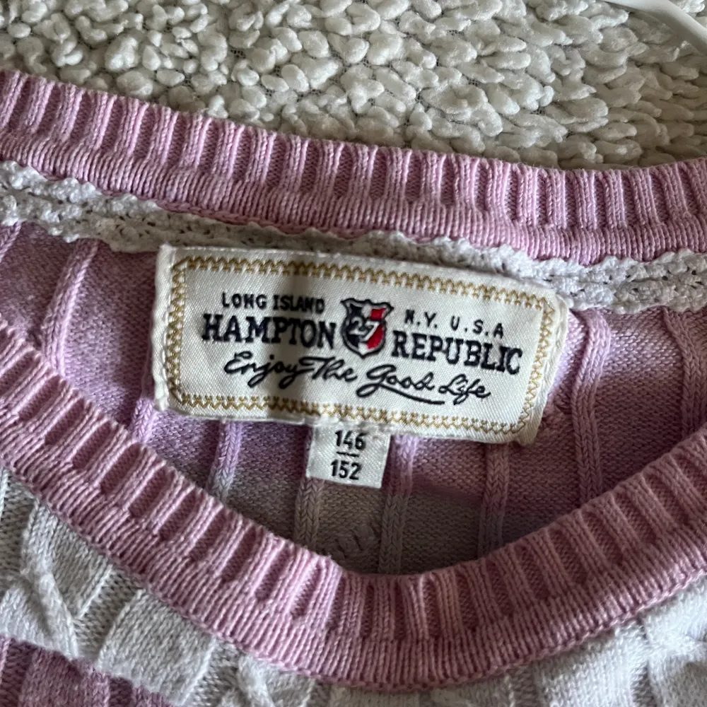En söt stickad tröja från Hampton Republic perfekt till hösten! Säljer pga att den är för liten😊💗. Stickat.
