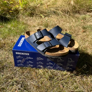 Birkenstock Arizona BS blue st 38 i fint skick! - Säljer min fina Birkenstocks i otroligt skick med anledning av att passformen inte riktigt passade mig.  Modellen är: Birkenstock Arizona BS blue Läder Narrow fit Birko Flor st 38.  Köpta i början av sommarn och är Använda ett fåtal gånger.  Dm vid frågor