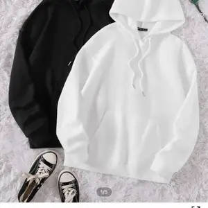 Säljer två st hoodies från shein. 1/svart 1/vit  Storlek S men passar nog M också. Aldrig använd. Går bra att köpa de separat också 150kr/st 
