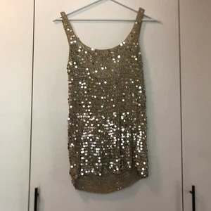 Glittrigt linne - Glittrigt linne i guld, superfint men lite stort för mig!