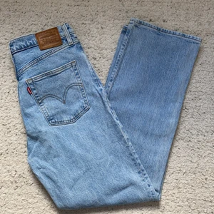 Levis Jeans - Levis jeans i modellen ribcage straight. Ljusblå tvätt. Kontakta för frågor, fler bilder eller specifika mått💗